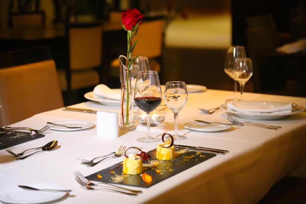 Mds Hotel كالاما المظهر الخارجي الصورة A restaurant table set for fine dining