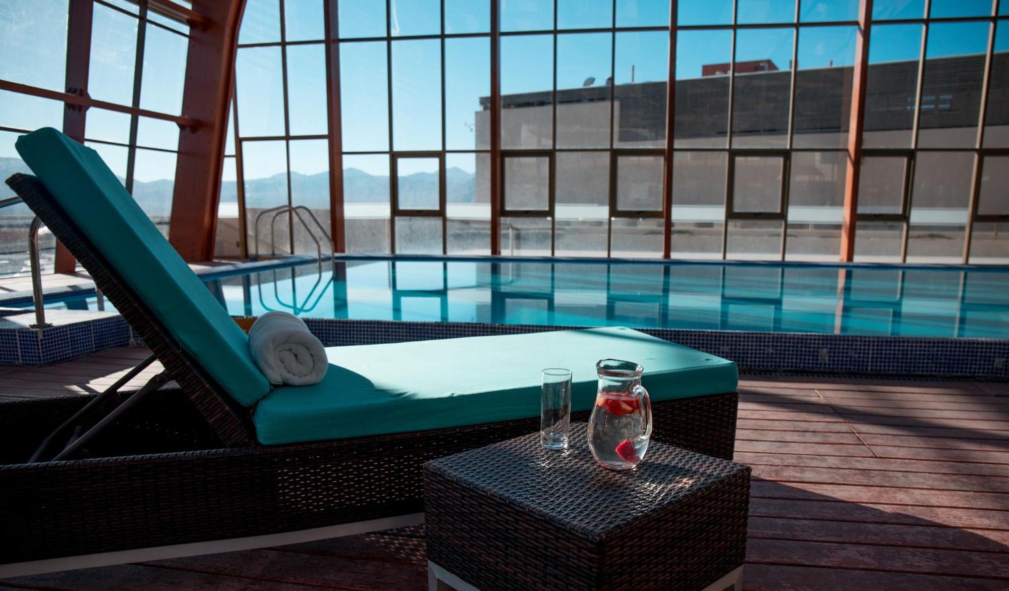 Mds Hotel كالاما المظهر الخارجي الصورة The swimming pool at the hotel