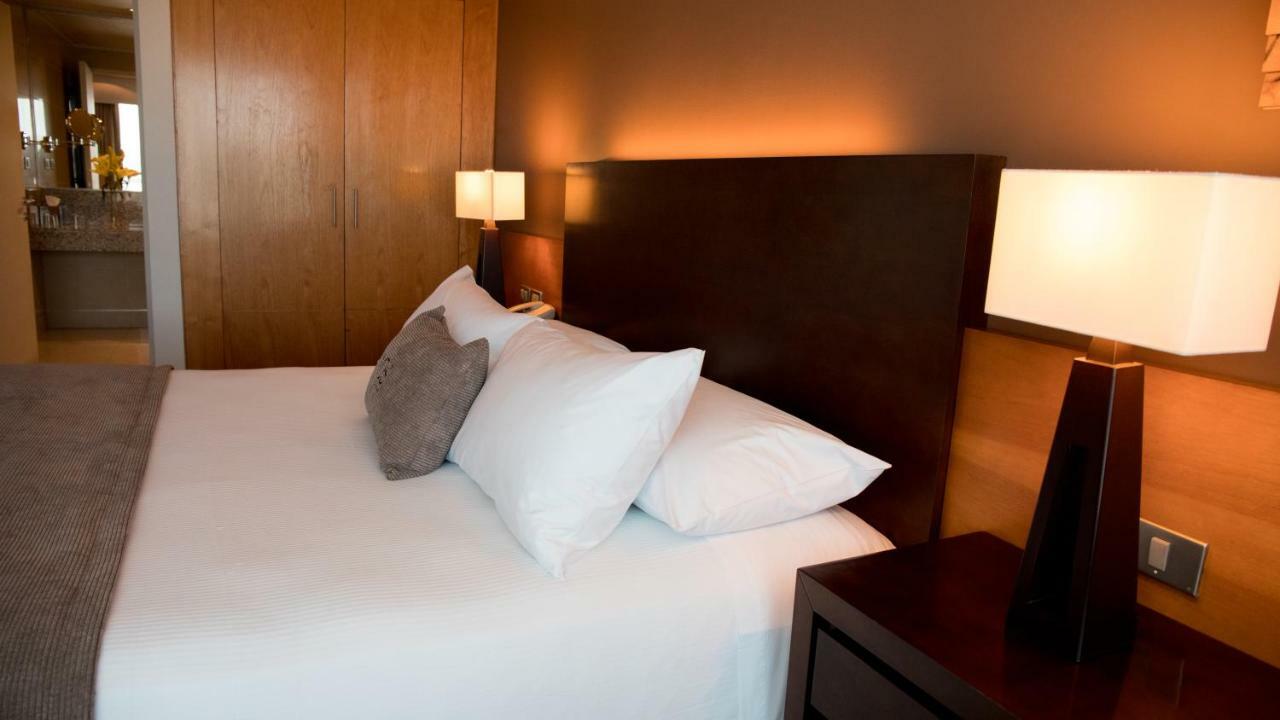 Mds Hotel كالاما المظهر الخارجي الصورة A bed with pillows